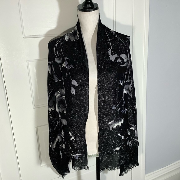 Collection Eighteen Scarf Roses Soft And Shimmering Gray Black - Picture 3 of 5